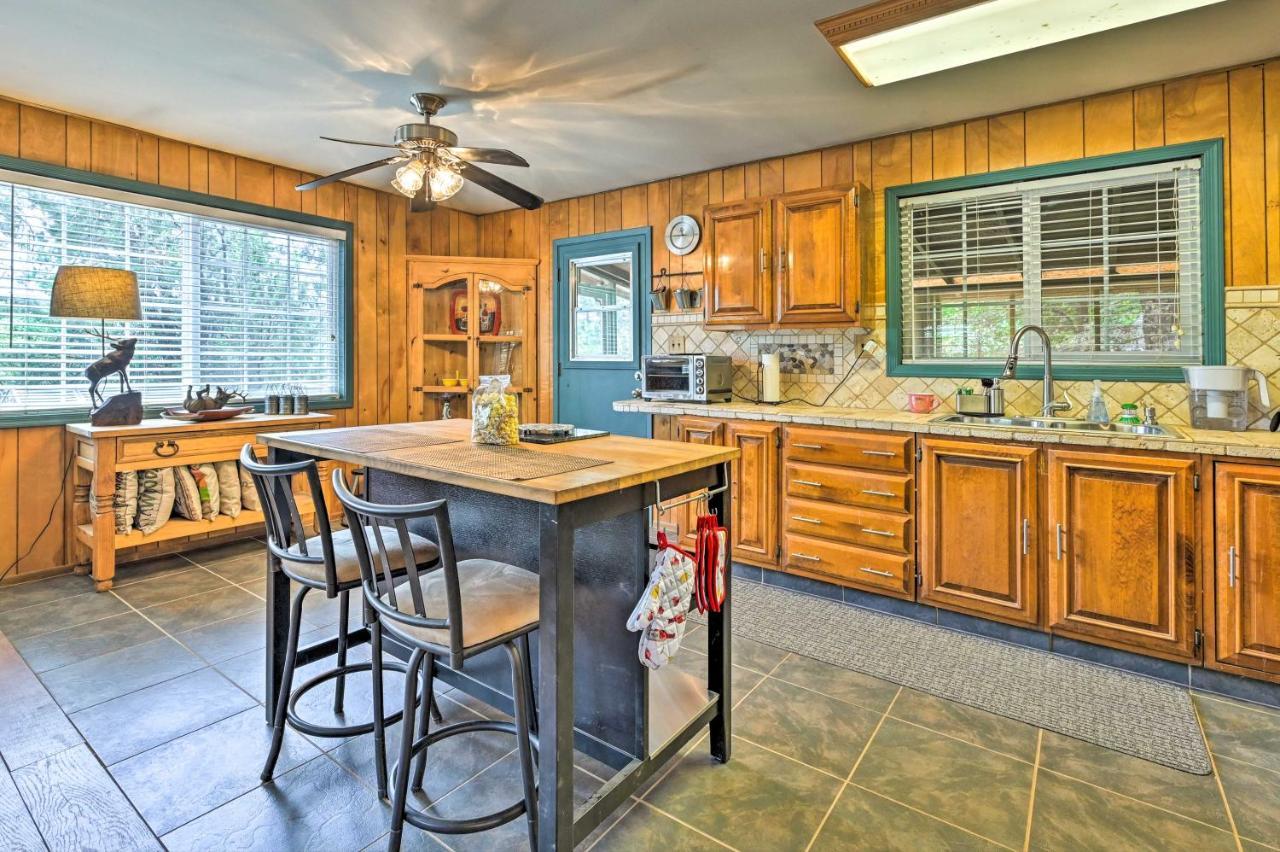Pine Cabin In The Woods With Yard And Grill! Exterior photo